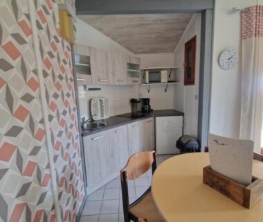 Coin cuisine avec table et chaises dans l'hébergement Chanteduc