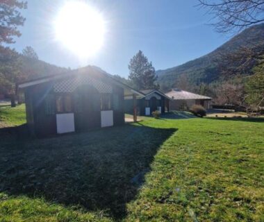 Pelouse et chalets lumineux au soleil dans le camping Chanteduc