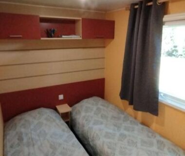 Chambre avec deux lits simples dans le Charmant Mobil Home 6 personnes avec clim réversible