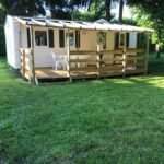 Terrasse en bois et pelouse du Charmant Mobil Home 6 personnes avec clim réversible