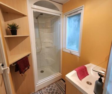 Salle de bains avec cabine de douche et lavabo dans le Charmant Mobil Home 6 personnes avec clim réversible