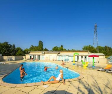 Piscine extérieure avec baigneurs et parasols au Charmant Mobil Home 6 personnes avec clim réversible