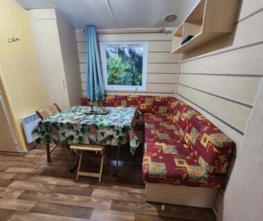Coin repas avec banquette et table dans le Charmant Mobil Home 6 personnes avec clim réversible