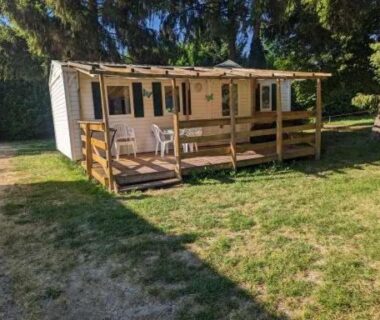 Terrasse en bois et pelouse devant le Charmant Mobil Home 6 personnes avec clim réversible