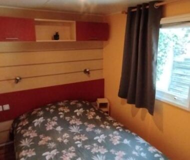 Chambre intérieure avec lit double et fenêtre dans le Charmant Mobil Home 6 personnes avec clim réversible