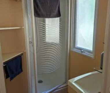 Salle de bain avec cabine de douche et lavabo dans le Charmant Mobil Home 6 personnes avec clim réversible