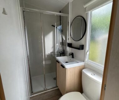 Salle de bain avec douche lavabo et WC du Charmant Mobil-home 3 chambres de Valérie et Hermann Camping 4 étoiles