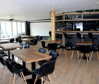 Salle commune avec bar et tables au Charmant Mobil-home 3 chambres de Valérie et Hermann Camping 4 étoiles