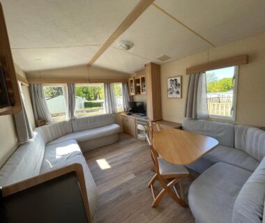 Salon lumineux avec banquette et table dans le Charmant Mobil-home 3 chambres de Valérie et Hermann Camping 4 étoiles