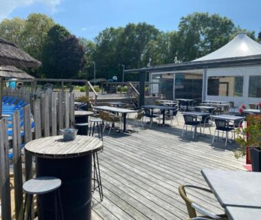 Terrasse avec piscine tables et chaises au Charmant Mobil-home 3 chambres de Valérie et Hermann Camping 4 étoiles