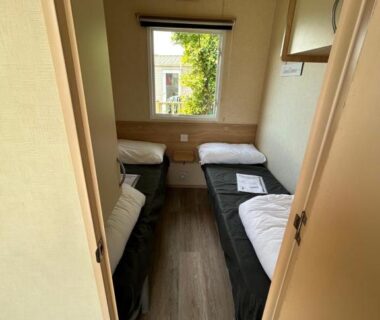 Intérieur chambre avec deux lits simples dans le Charmant Mobil-home 3 chambres de Valérie et Hermann Camping 4 étoiles