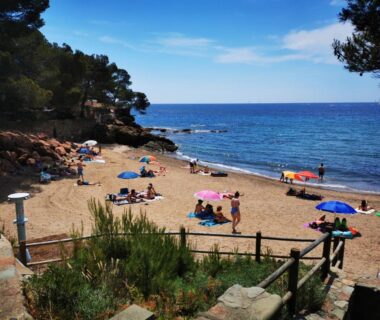 Plage et parasols au bord de la mer près du Charmant Mobil home avec Vue mer exceptionnelle
