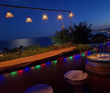 Terrasse en soirée avec guirlandes et tonneaux du Charmant Mobil home avec Vue mer exceptionnelle