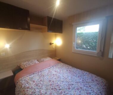 Intérieur de la chambre avec lit double dans le Charmant Mobil-home proche de la mer