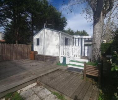 Terrasse en bois avec marches et banc devant le mobil-home du Charmant Mobil-home proche de la mer