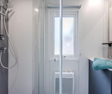 Salle d'eau avec douche et serviette dans le Charmant Mobile Home Cap-Ferret