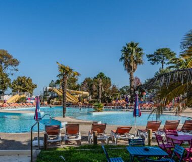 Piscine extérieure avec transats et toboggan au Charmant Mobile Home Cap-Ferret