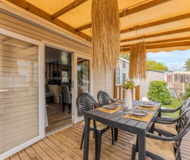 Terrasse couverte avec table et chaises du Charmant Mobile Home Cap-Ferret