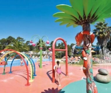 Espace ludique aquatique avec jets et palmiers au camping Charmant Mobile Home Cap-Ferret