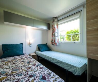 Chambre avec deux lits simples au Charmant camping Familiale 3 Etoiles vue 360 plage piscine à débordement empl XXL