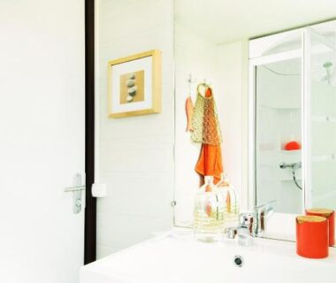 Salle de bain avec lavabo dans le Charmant camping Familiale 3 Etoiles vue 360 plage piscine à débordement empl XXL