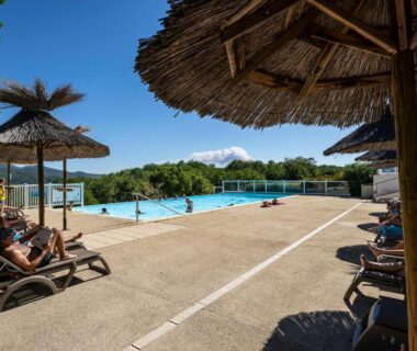 Piscine à débordement et transats au Charmant camping Familiale 3 Etoiles vue 360 plage piscine à débordement empl XXL