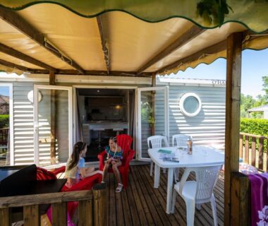 Terrasse en bois avec table et chaises au Charmant camping Familiale 3 Etoiles vue 360 plage piscine à débordement empl
