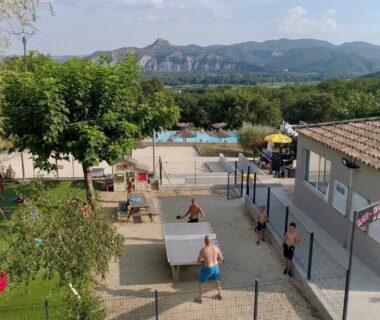 Piscine à débordement avec vue sur la plage en Ardèche au Charmant camping Familiale 3 Etoiles