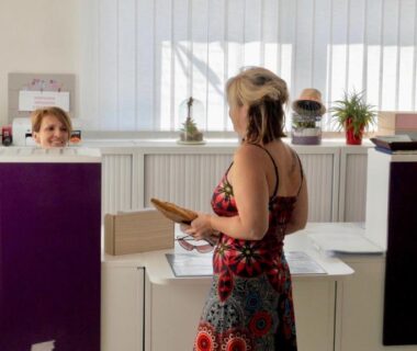 Accueil intérieur avec comptoir et personne au Charmant camping Familiale 3 Etoiles vue 360 plage piscine à débordement empl XXL