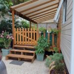 Terrasse couverte avec plantes et marches du Charmant mobil-home 178