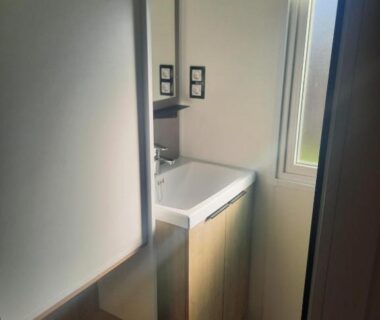 Salle d'eau avec lavabo et fenêtre dans le Charmant mobil-home 178