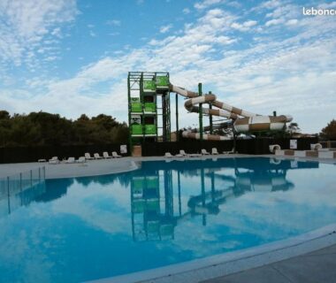 Piscine extérieure et toboggans aquatiques au camping Charmant mobil-home 178