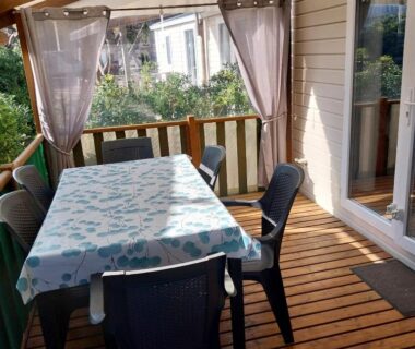 Terrasse couverte avec table et chaises du Charmant mobil-home 178