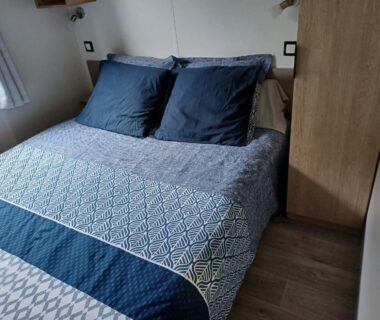 Chambre avec lit double dans le Charmant mobil-home 178