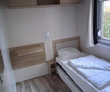 Chambre avec lit simple dans le mobil-home N°698 3ch tout confort au calme
