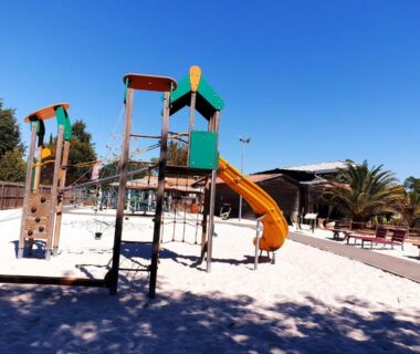Aire de jeux avec toboggan dans le camping Charmant mobil-home N°698 3ch tout confort au calme