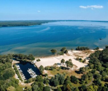 Lagune plage et ponton avec bateaux au Charmant mobil-home N°698 3ch tout confort au calme
