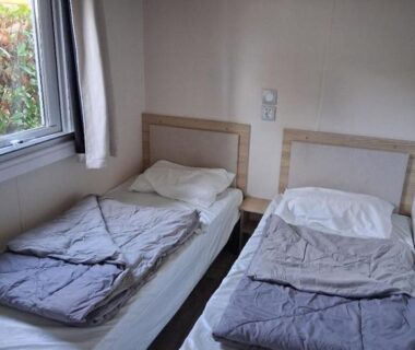 Chambre avec deux lits simples dans le mobil-home Charmant mobil-home N°698 3ch tout confort au calme