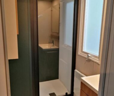 Salle de bain avec douche vitrée dans le Charmant mobil-home Pont-Aven