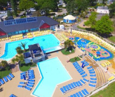Piscines extérieures et solarium au camping Charmant mobil-home Pont-Aven