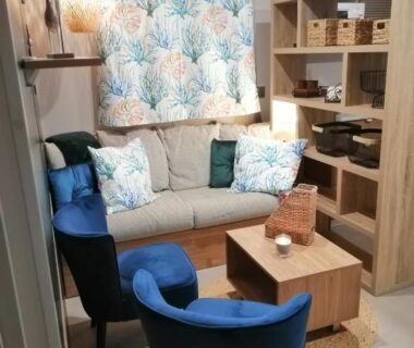 Salon avec canapé et fauteuils bleus dans le Charmant mobil-home Pont-Aven