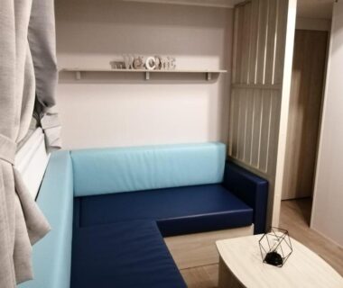 Coin salon avec banquette et table dans le Charmant mobil-home cosy 149