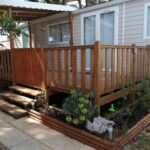 Terrasse en bois devant le mobil-home Charmant mobil-home cosy 149