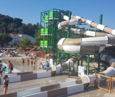 Parc aquatique avec toboggans et bassins au camping Charmant mobil-home cosy 149