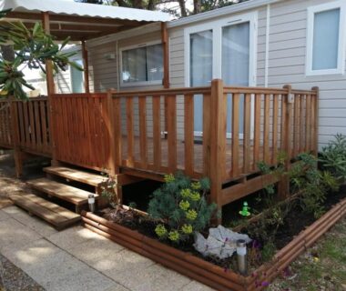Terrasse en bois devant le mobil-home Charmant mobil-home cosy 149
