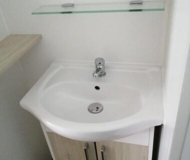 Salle de bains avec lavabo et meuble du Charmant mobil-home cosy 149