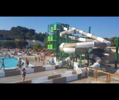 Piscine extérieure avec toboggans au camping Charmant mobil home premium 304