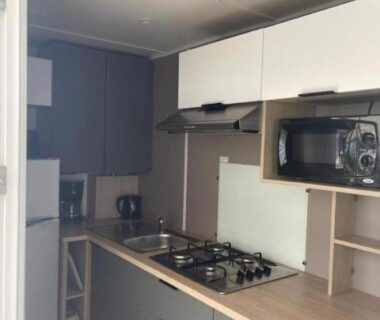 Coin cuisine équipé avec plaques et micro-ondes dans le mobil home Charmant mobil home premium 304