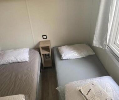 Chambre avec deux lits simples dans le Charmant mobil home premium 304