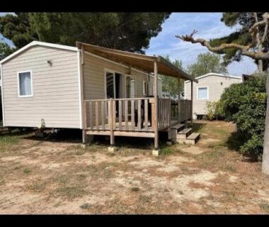 Dans un camping de l'Aude terrasse en bois et mobil home au Charmant mobil home premium 304